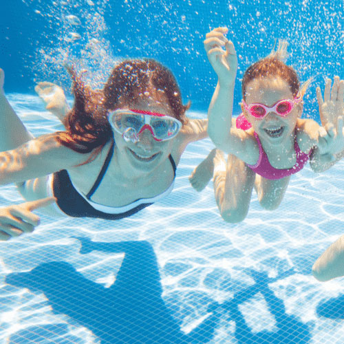 kids under water in the pool